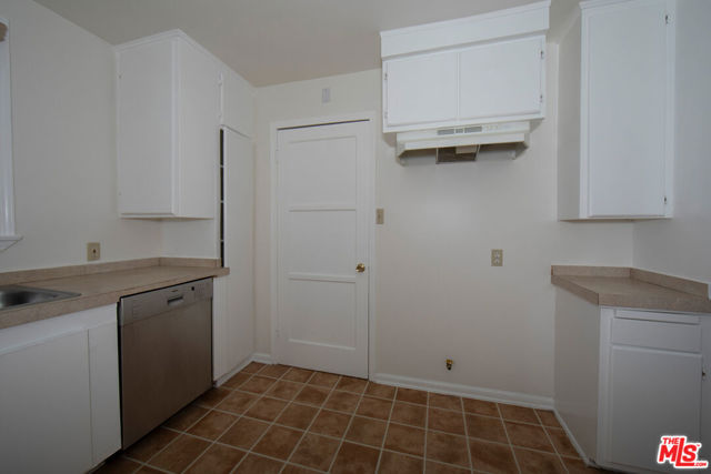 5260 Parkglen Avenue, Los Angeles CA: https://media.crmls.org/mediaz/7a572010-53b2-4ad4-b50b-5c178b97ab1d.jpg