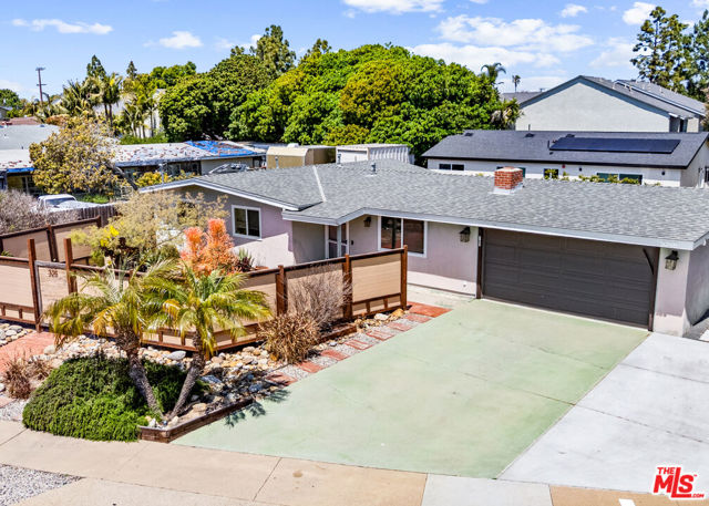 326 Hamilton Street, Costa Mesa CA: https://media.crmls.org/mediaz/7a582022-436c-4840-9731-3ae35a74d5e7.jpg