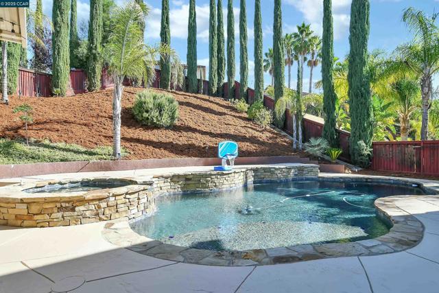 2593 Camel Back Rd, Brentwood CA: https://media.crmls.org/mediaz/7a58dfbc-6b30-4210-951c-e9d97b28be43.jpg