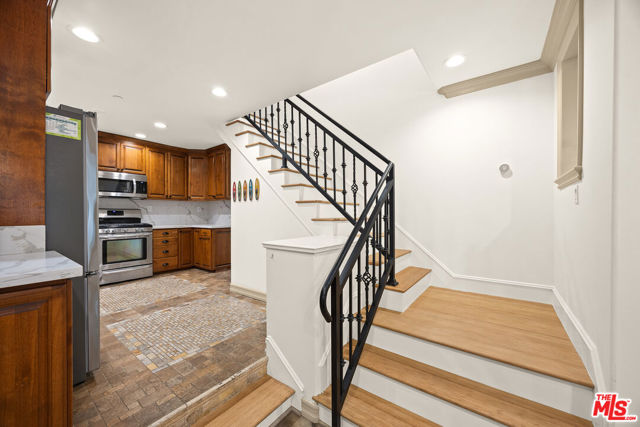 272 N Chester Avenue, Pasadena CA: https://media.crmls.org/mediaz/7a598b73-ec03-4dc6-a4be-ae79e4310eaf.jpg