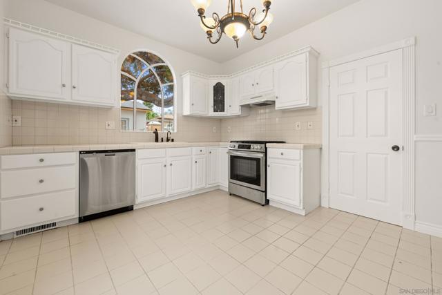 2104 Diamond St, San Diego CA: https://media.crmls.org/mediaz/7a59dcac-38d2-4e76-8ae7-2beefea5d75a.jpg