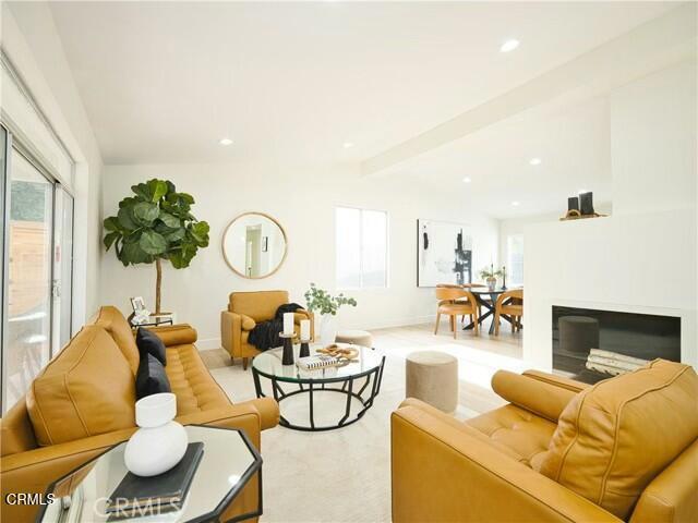 Detail Gallery Image 2 of 7 For 7221 Fallbrook Ave, West Hills,  CA 91307 - 3 Beds | 2 Baths