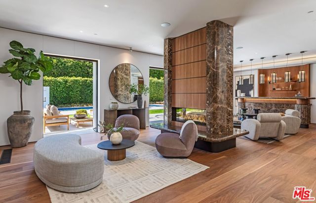 927 N Whittier Drive, Beverly Hills CA: https://media.crmls.org/mediaz/7a5a9fbf-f2e9-4043-b10d-c47710be790d.jpg