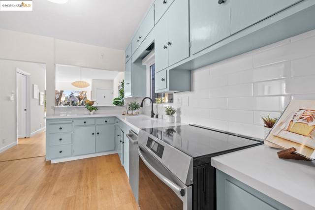 1241 Park Ave, Alameda CA: https://media.crmls.org/mediaz/7a5bb846-a012-4b6f-a2c8-ea0ecd73b5a6.jpg