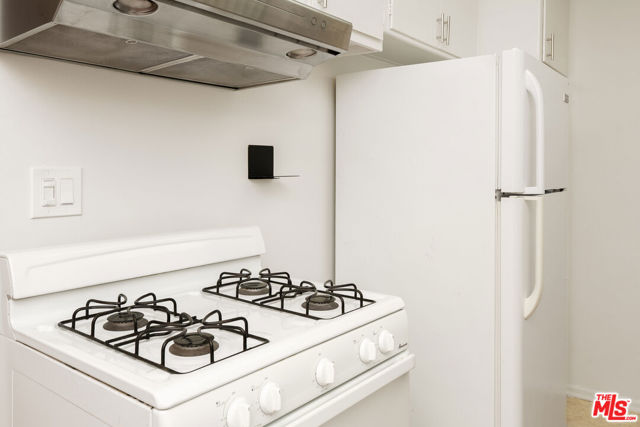 256 S Doheny Drive, Beverly Hills CA: https://media.crmls.org/mediaz/7a5c0a23-9129-4547-b217-54ba6fef3a00.jpg