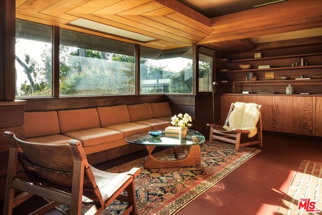 4260 Sea View Lane, Los Angeles CA: https://media.crmls.org/mediaz/7a5c57dc-0e8c-4c18-b1c8-638225274cfd.jpg