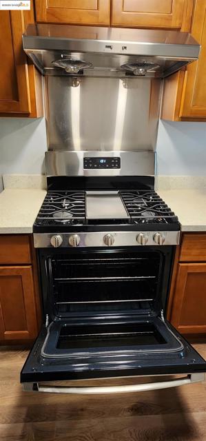 3009 Park Blvd, Oakland CA: https://media.crmls.org/mediaz/7a5d1fa4-6dd4-4fb1-8ab1-f4cde5bd98b5.jpg