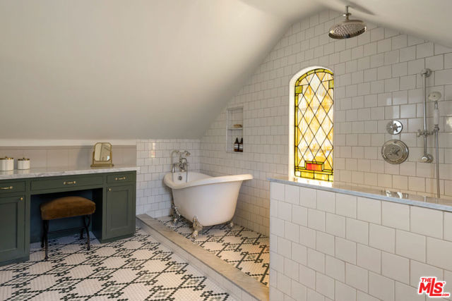 4772 Twining Street, Los Angeles CA: https://media.crmls.org/mediaz/7a5e595d-91ea-4968-bdc4-d27c600c2538.jpg