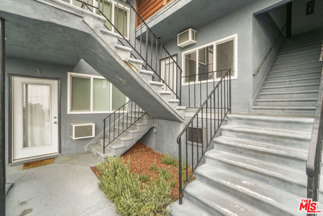 1315 Montana Street, Los Angeles CA: https://media.crmls.org/mediaz/7a5f6f57-5ae2-41b4-b02e-baee456ce34f.jpg