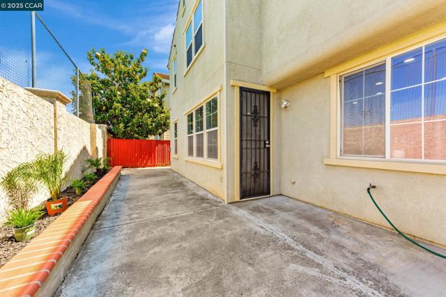 237 Dutra Vernaci Dr, Union City CA: https://media.crmls.org/mediaz/7a5f9e7d-1ead-4827-b160-9bef06bbf71e.jpg