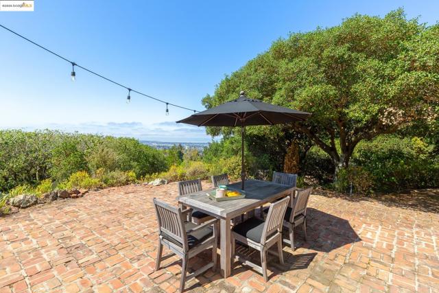6801 Estates Dr, Oakland CA: https://media.crmls.org/mediaz/7a6000e4-54f1-469e-9e9a-53e0d316c94c.jpg