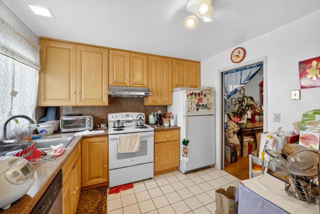476 7th Avenue, San Francisco CA: https://media.crmls.org/mediaz/7a6006b8-e235-4c79-a5a9-ad68ee5191a7.jpg