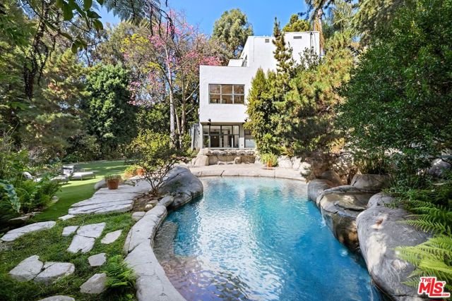2477 Canyon Oak Drive, Los Angeles CA: https://media.crmls.org/mediaz/7a60a487-3958-4abd-ad83-91fd6e1a972e.jpg