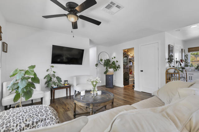 39 Country Club Drive, Palm Desert CA: https://media.crmls.org/mediaz/7a60c59c-67b9-4580-947b-02719e544966.jpg