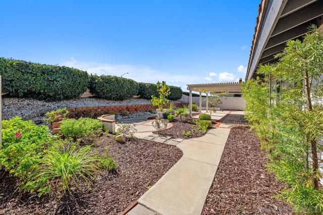 12687 Senda Acantilada, San Diego CA: https://media.crmls.org/mediaz/7a617552-cf22-4d28-8480-963e0ec4e0ab.jpg