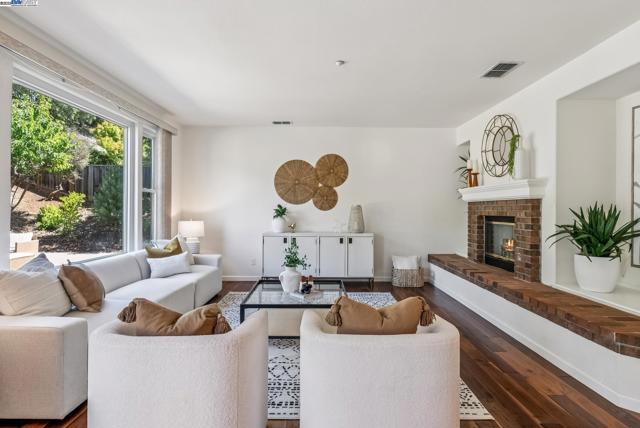 4110 Mystic View Ct, Hayward CA: https://media.crmls.org/mediaz/7a617eb4-2d37-492c-9308-27901ecdc93e.jpg