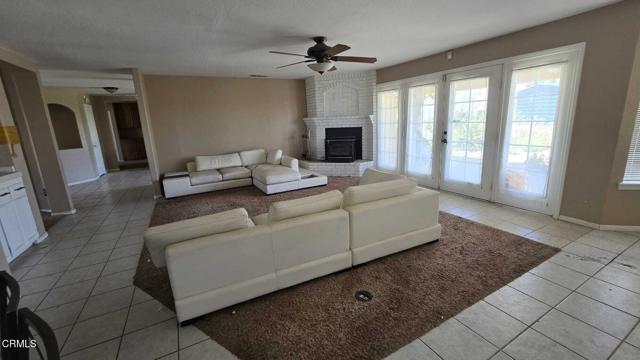 Detail Gallery Image 4 of 19 For 12780 Fir St, Oak Hills,  CA 92344 - 4 Beds | 2/1 Baths