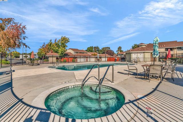 7602 Arbor Creek Cir, Dublin CA: https://media.crmls.org/mediaz/7a621f8d-384f-43df-91f5-a72bbd777312.jpg