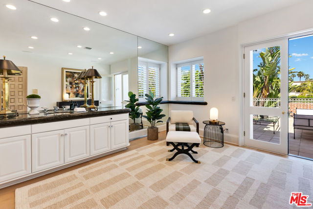 812 N Bedford Drive, Beverly Hills CA: https://media.crmls.org/mediaz/7a624b58-55a7-446a-ad99-3fe766dba75e.jpg