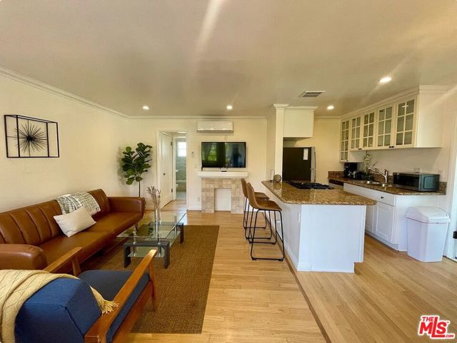 1212 10th Street, Santa Monica CA: https://media.crmls.org/mediaz/7a62ed29-bd05-4b68-877d-4fd77f6efd4d.jpg