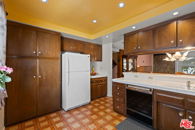4731 La Villa Marina, Marina del Rey CA: https://media.crmls.org/mediaz/7a641dd5-67c6-4744-9296-a1250843cffd.jpg