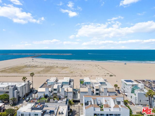 5205 Ocean Front Walk, Marina del Rey CA: https://media.crmls.org/mediaz/7a6461b4-4f22-4f29-b9ba-0f4ac00e62a6.jpg