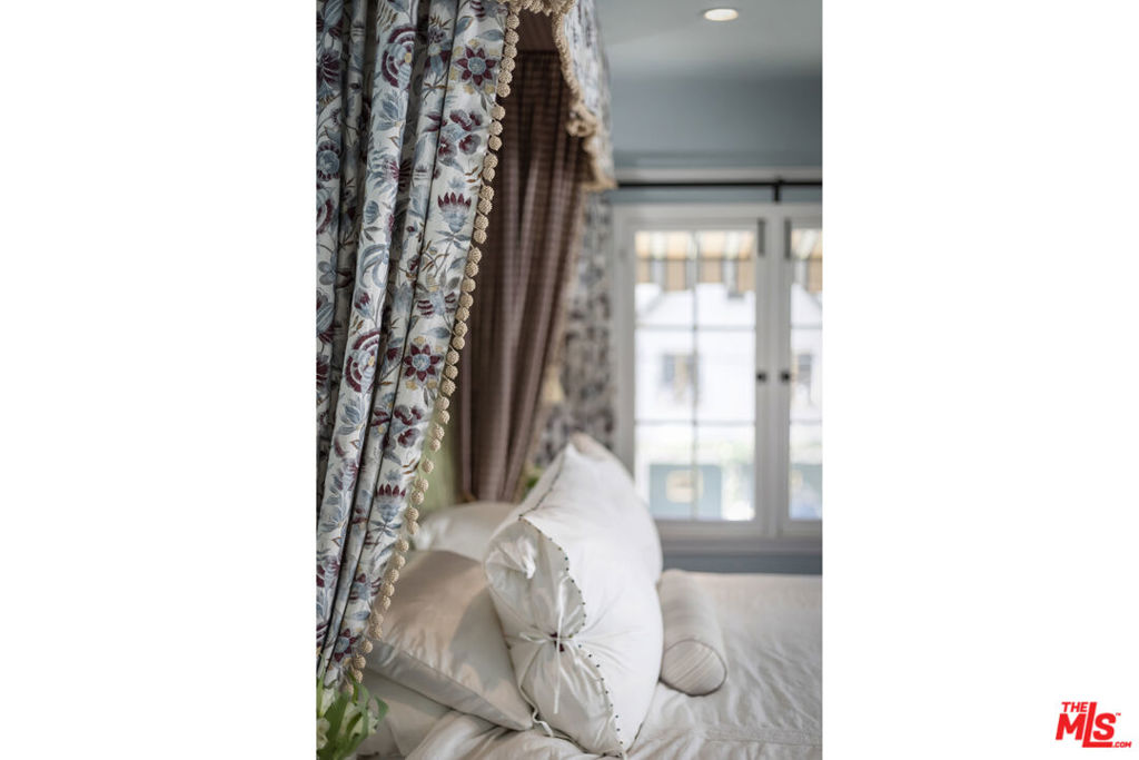 https://media.crmls.org/mediaz/7a6505d9-d3b1-49ab-8184-e41ae30a895f.jpg?preset=X-Large