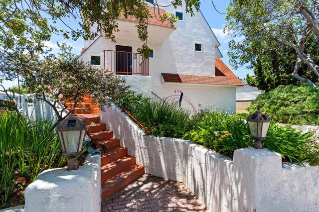 374 Orange Avenue, Coronado CA: https://media.crmls.org/mediaz/7a658837-716c-45ac-9062-edd99e4fe461.jpg