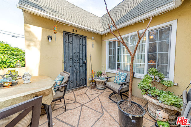 1618 S Burnside Avenue, Los Angeles CA: https://media.crmls.org/mediaz/7a65a69d-65c6-492e-98bb-7e8de1c3d825.jpg