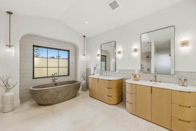 Detail Gallery Image 42 of 72 For 8341 La Jolla Scenic Dr, La Jolla,  CA 92037 - 5 Beds | 5/1 Baths