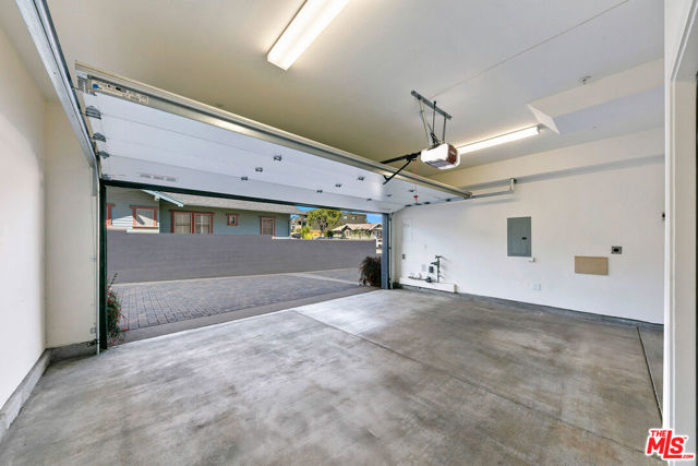 3288 N Canary Way, Los Angeles CA: https://media.crmls.org/mediaz/7a67ca0f-01bc-4a38-bb0e-05c17a9ca96c.jpg