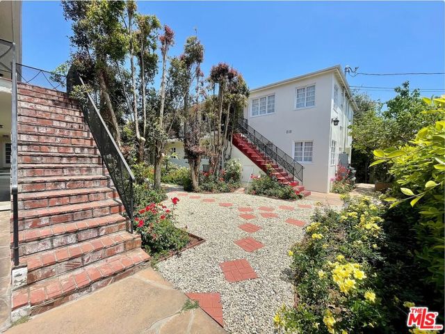 1212 10th Street, Santa Monica CA: https://media.crmls.org/mediaz/7a68486c-3501-4586-a498-1330f6747c84.jpg