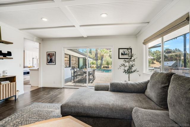 1271 Via Sendero, Escondido CA: https://media.crmls.org/mediaz/7a6882c7-3c9d-4493-a8c6-161bb345bffd.jpg