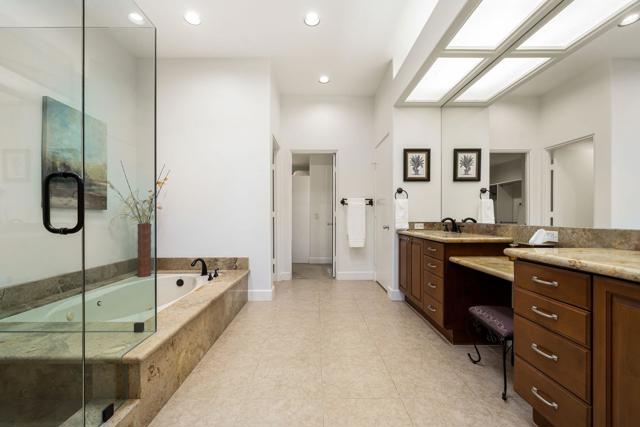 416 Desert Holly Drive, Palm Desert CA: https://media.crmls.org/mediaz/7a6897d0-6809-4003-8ad8-6efa9abebc0c.jpg