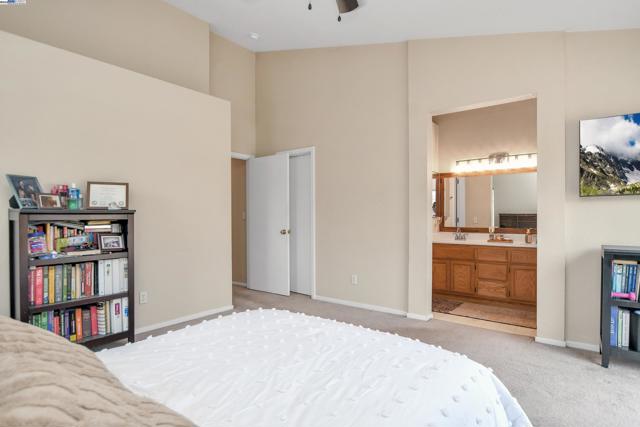 1218 Fetzer Ln, Oakley CA: https://media.crmls.org/mediaz/7a6948e8-3517-46b4-a629-8026ec852aba.jpg