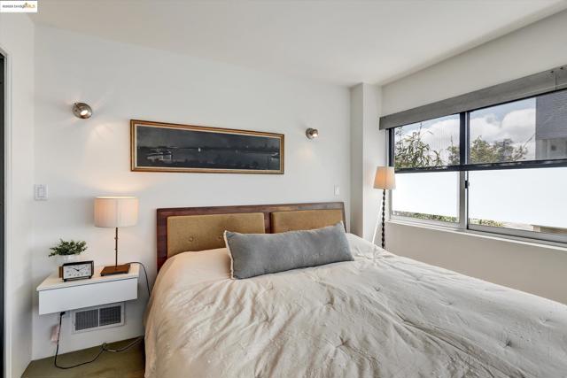 2709 10th St, Berkeley CA: https://media.crmls.org/mediaz/7a69b9f2-ec94-48d6-80b7-386765ab12cc.jpg