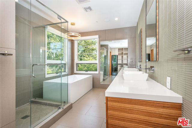 142 N Hamel Drive, Beverly Hills CA: https://media.crmls.org/mediaz/7a6a1e1e-aad3-4e6f-b347-16d182ed1e51.jpg
