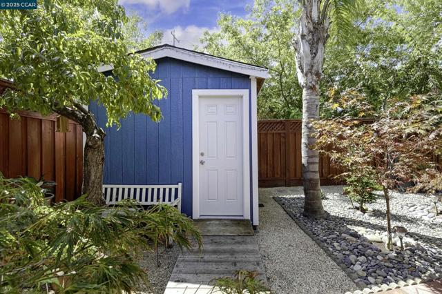 1795 Walnut Creek Dr, Santa Rosa CA: https://media.crmls.org/mediaz/7a6a7db6-272a-483a-9201-b709db731c53.jpg