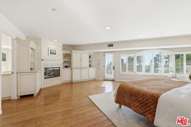1284 Lago Vista Drive, Beverly Hills CA: https://media.crmls.org/mediaz/7a6aa5e8-3c71-479c-aae3-91b42e7e035c.jpg