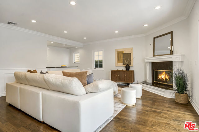 116 N Palm Drive, Beverly Hills CA: https://media.crmls.org/mediaz/7a6b0de3-35ee-4425-92d5-60e21f040fe0.jpg