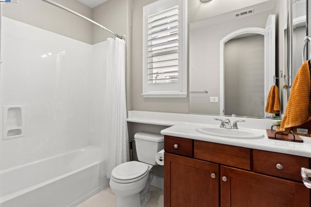 1736 Cottswald St, Danville CA: https://media.crmls.org/mediaz/7a6b6705-2b01-44f3-a35d-e3f271f1599b.jpg