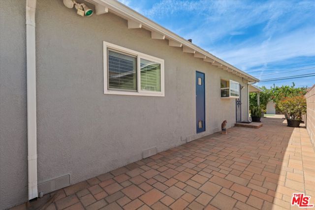 9313 Hayvenhurst Avenue, North Hills CA: https://media.crmls.org/mediaz/7a6ce7ec-2e47-4936-9dd3-e3f1ca9d2978.jpg