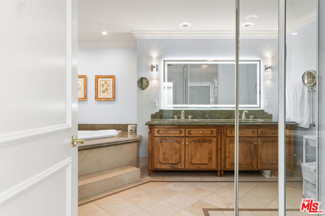 512 N Canon Drive, Beverly Hills CA: https://media.crmls.org/mediaz/7a6e2675-7bd9-4b6f-9fb9-7b391f915481.jpg