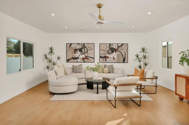 1900 W 41St St, Los Angeles CA: https://media.crmls.org/mediaz/7a6e40e5-70ee-4b6c-893a-18872ff08c0d.jpg