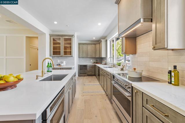 945 Yorkshire Ct, Lafayette CA: https://media.crmls.org/mediaz/7a6f06fe-8cc5-435f-a6e7-6595834f6d72.jpg