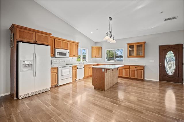 15636 Sage Hill Drive, Ramona CA: https://media.crmls.org/mediaz/7a6f6855-8cf1-4246-9b61-2a5dc3372f22.jpg