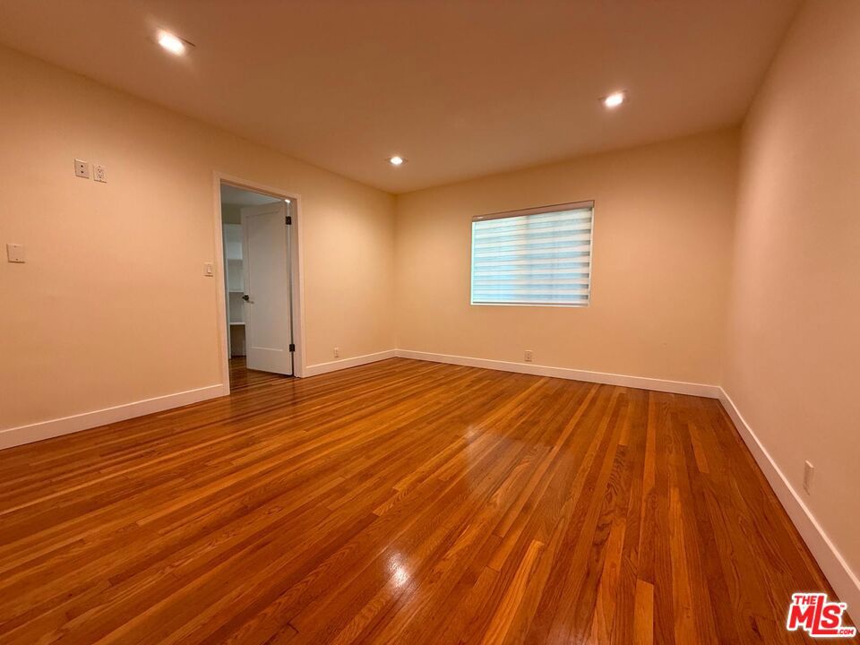 https://media.crmls.org/mediaz/7a70f4b0-7b2c-4445-98c3-ee387c01d5f6.jpg?preset=X-Large