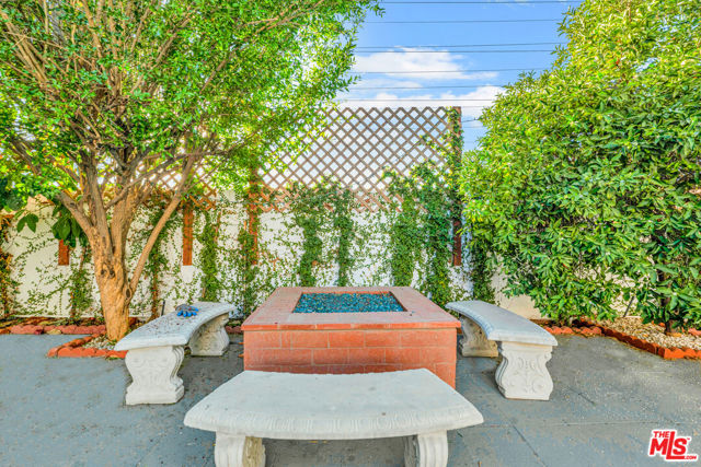 8333 Topeka Drive, Northridge CA: https://media.crmls.org/mediaz/7a7119e9-d7f4-4d5b-8bc9-2744faab9b05.jpg