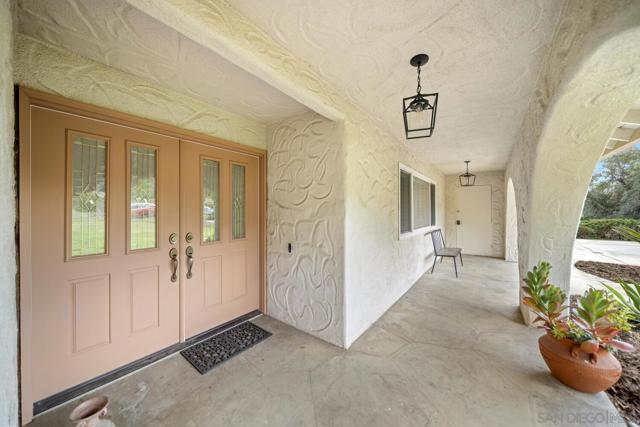 1654 Palomino Ln, Escondido CA: https://media.crmls.org/mediaz/7a723648-e052-467c-b72e-dd42c120f0ba.jpg