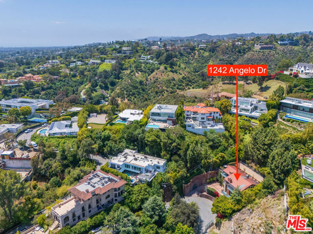 1242 Angelo Drive, Beverly Hills CA: https://media.crmls.org/mediaz/7a72470c-3254-4041-bd9e-ef848d4ffdd0.jpg